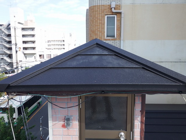 奈良県三郷町で屋根にスーパーガルテクト小屋根、完工