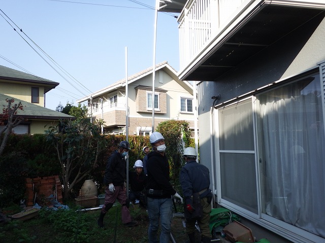 奈良市東登美ケ丘の屋根工事の足場設置、縦柱設置