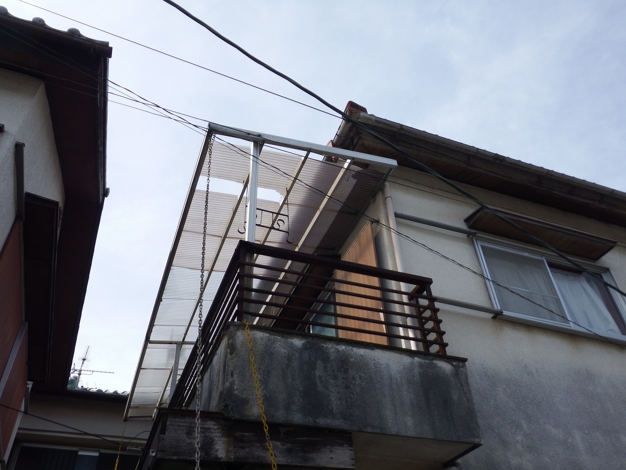 奈良市の強風で穴が空いたベランダ屋根