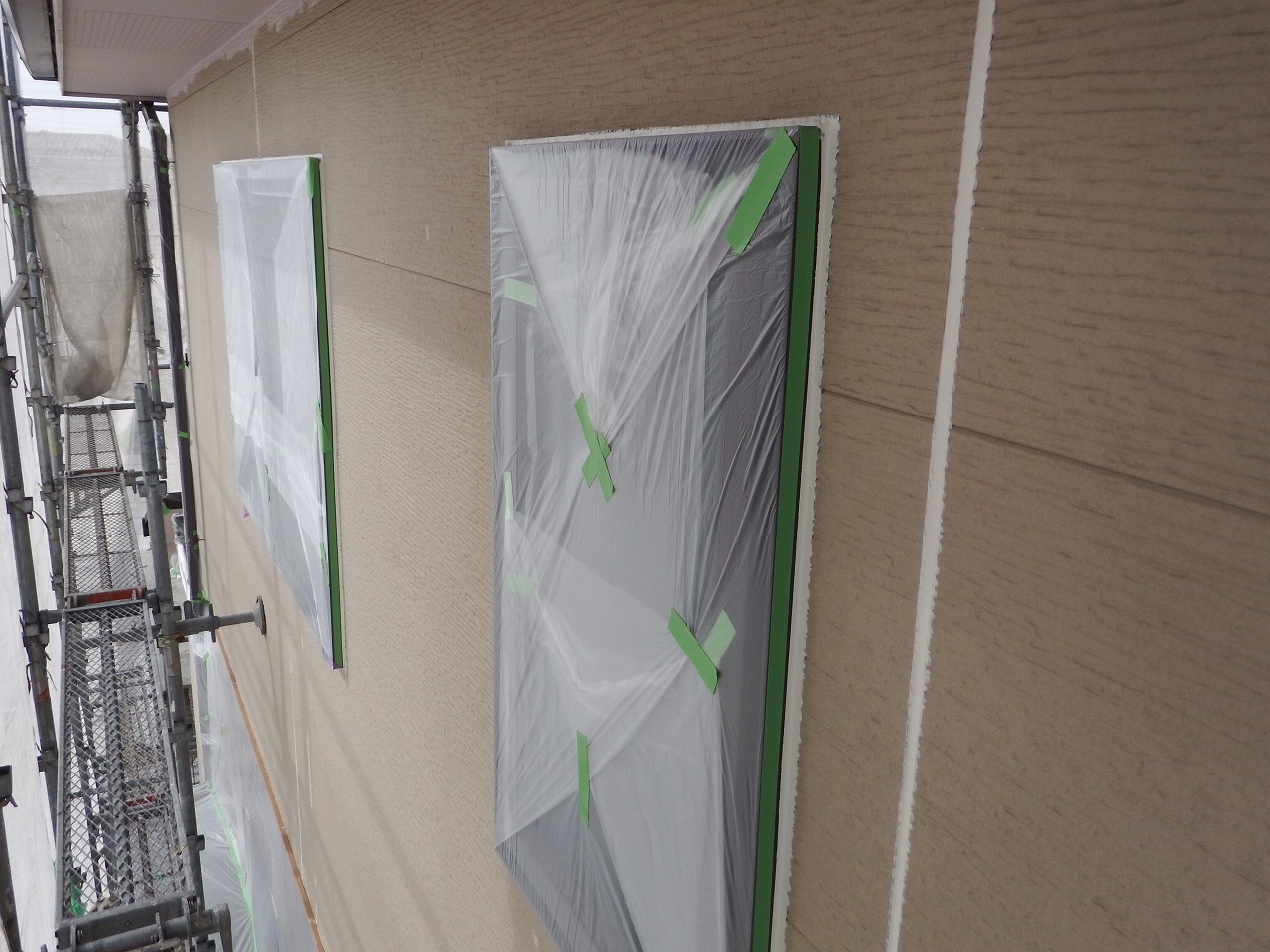 生駒市の外壁塗装工事、養生作業