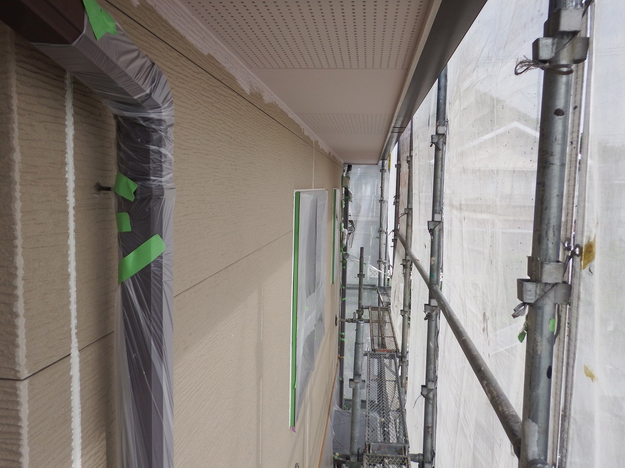 生駒市の外壁塗装工事、養生作業（雨樋）