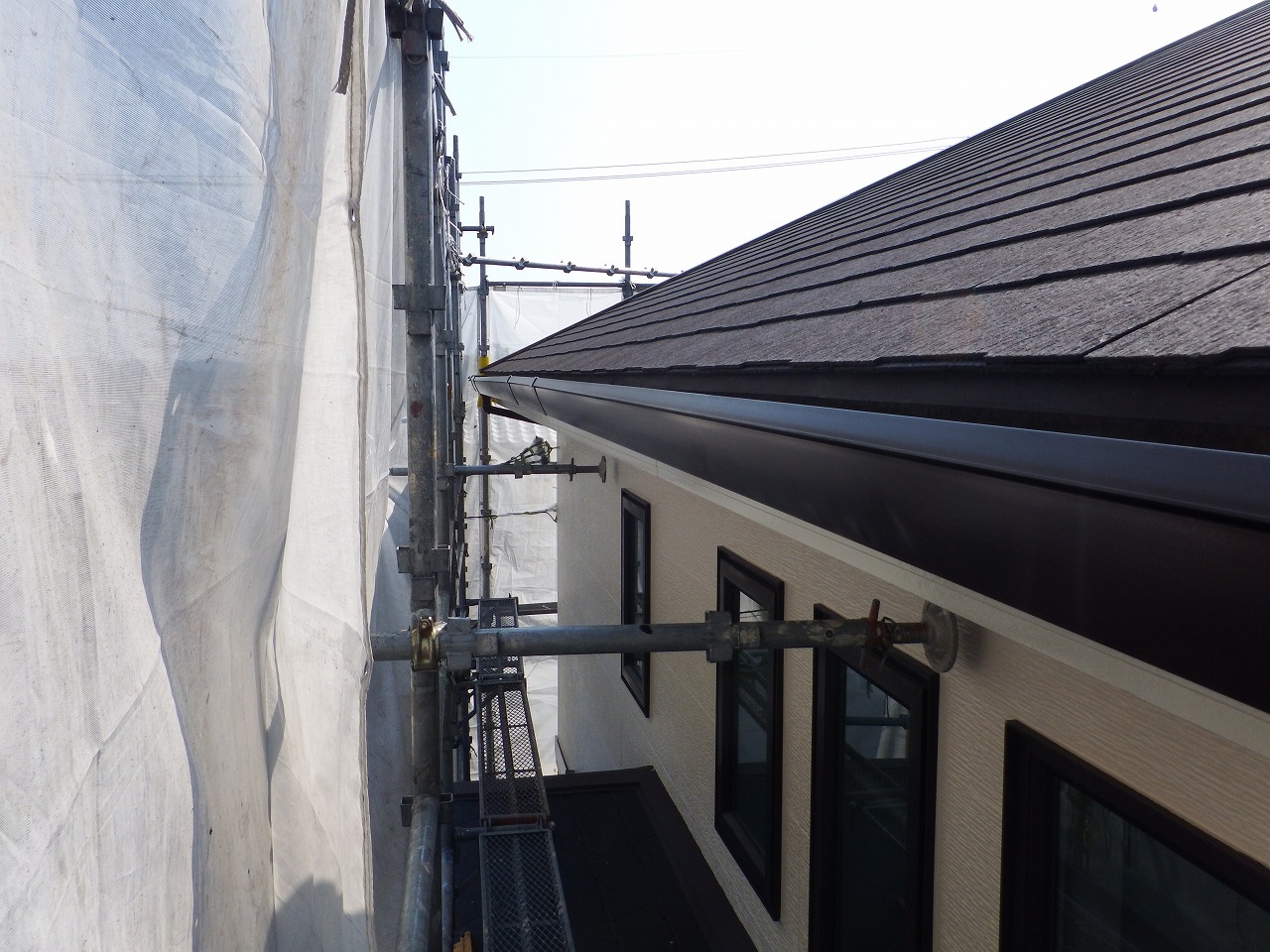 生駒市の外壁塗装工事現場で雨樋塗装