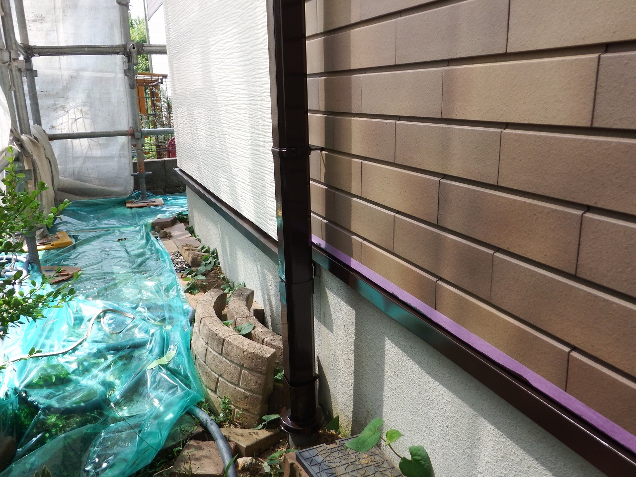 生駒市の外壁塗装工事現場で水切り塗装