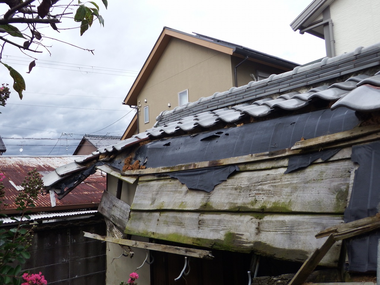奈良市川久保町の崩れた瓦屋根