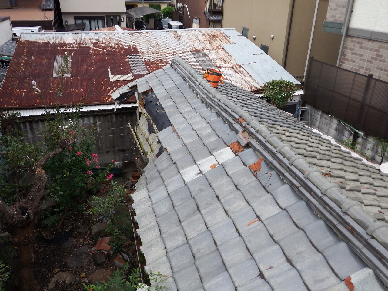 奈良市川久保町の老朽化で崩れた瓦屋根