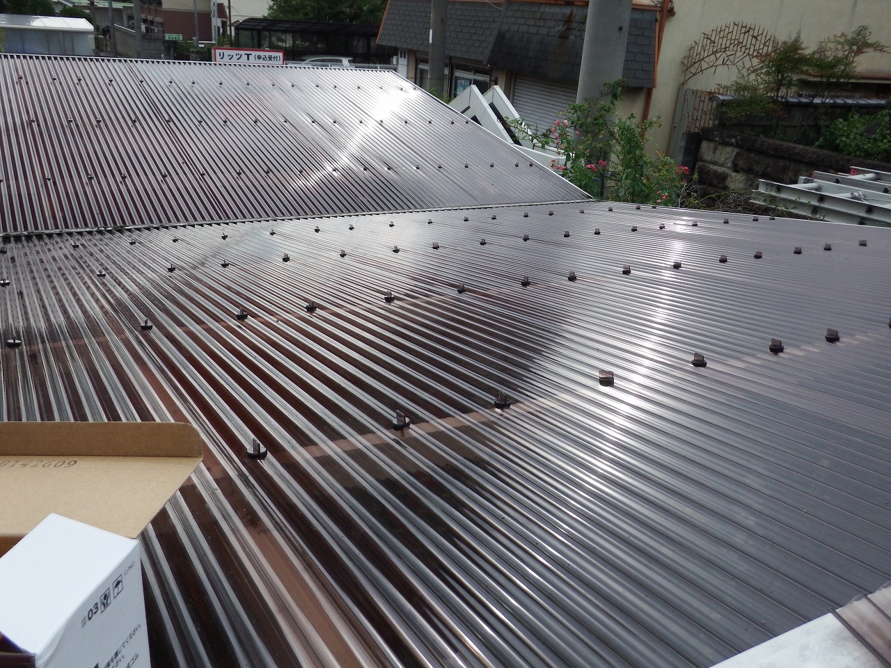 奈良市でカーポートの波板屋根のフックボルトの設置