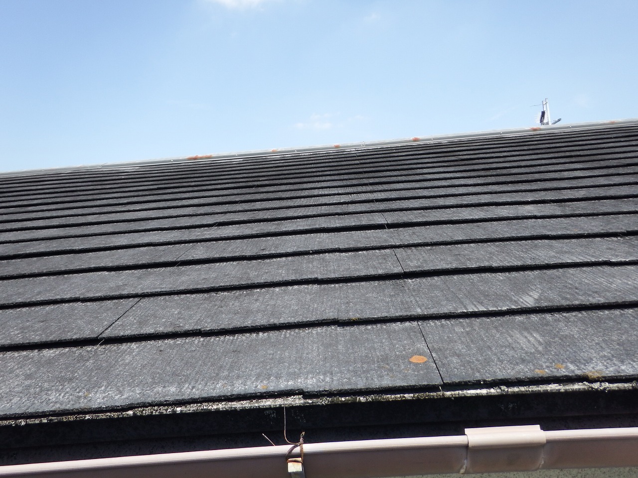 奈良市の購入検討中の中古住宅の大屋根の色あせたスレート