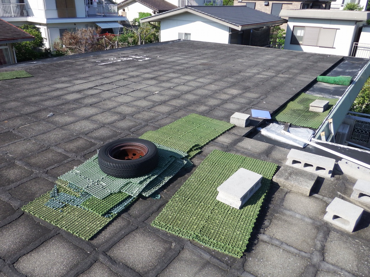 生駒市で陸屋根の雨漏りで防水工事開始、足場組み立てと屋根面の清掃