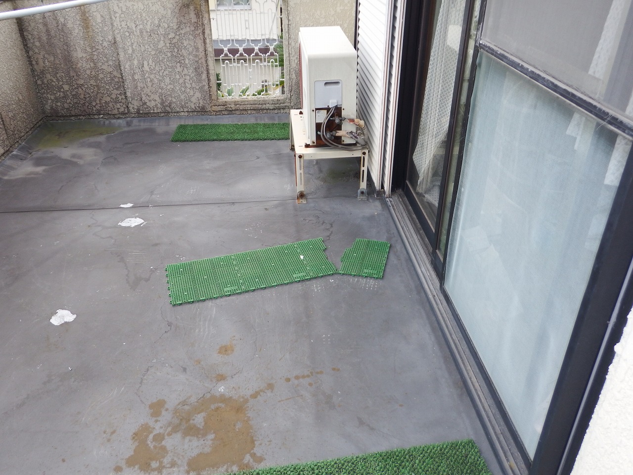 生駒市でバルコニー床面にカチオンペースト塗布と通気緩衝シート設置