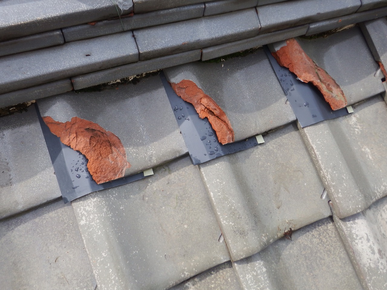 奈良市川久保町の屋根瓦の破損補修