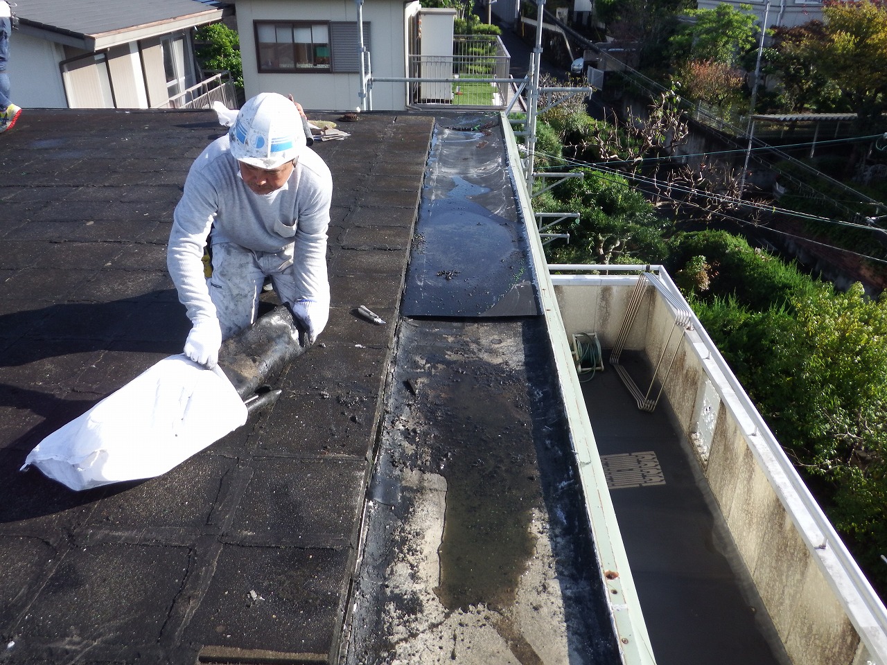 生駒市の雨漏りの陸屋根、工事前の掃除中