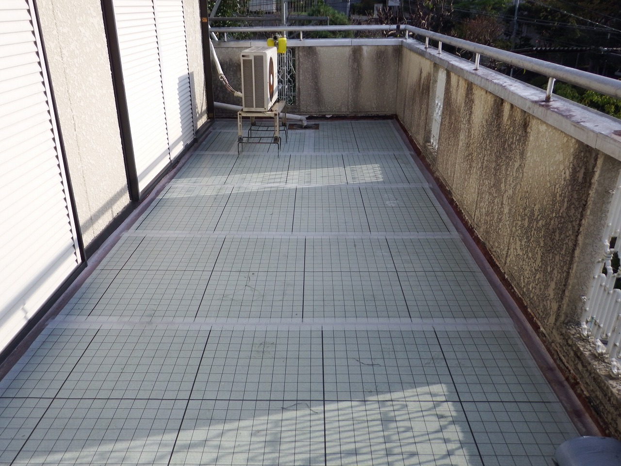 生駒市の防水効果が低下したバルコニーと下屋根にウレタン樹脂を塗布