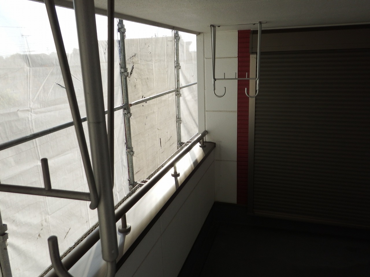 奈良市のリフォーム工事の足場設置、メッシュシートの内側