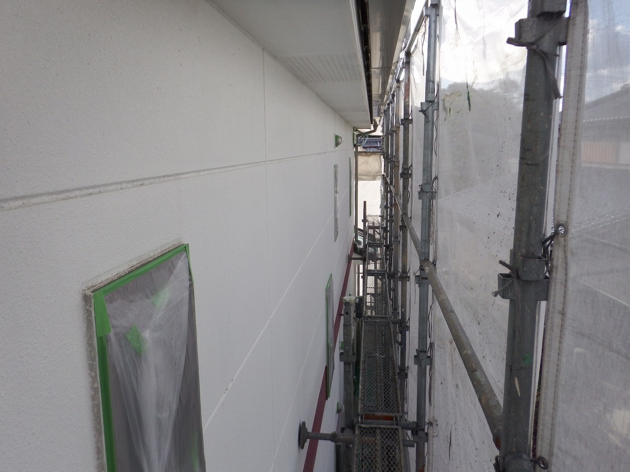 奈良のリフォーム工事、外壁塗装前の窓の養生