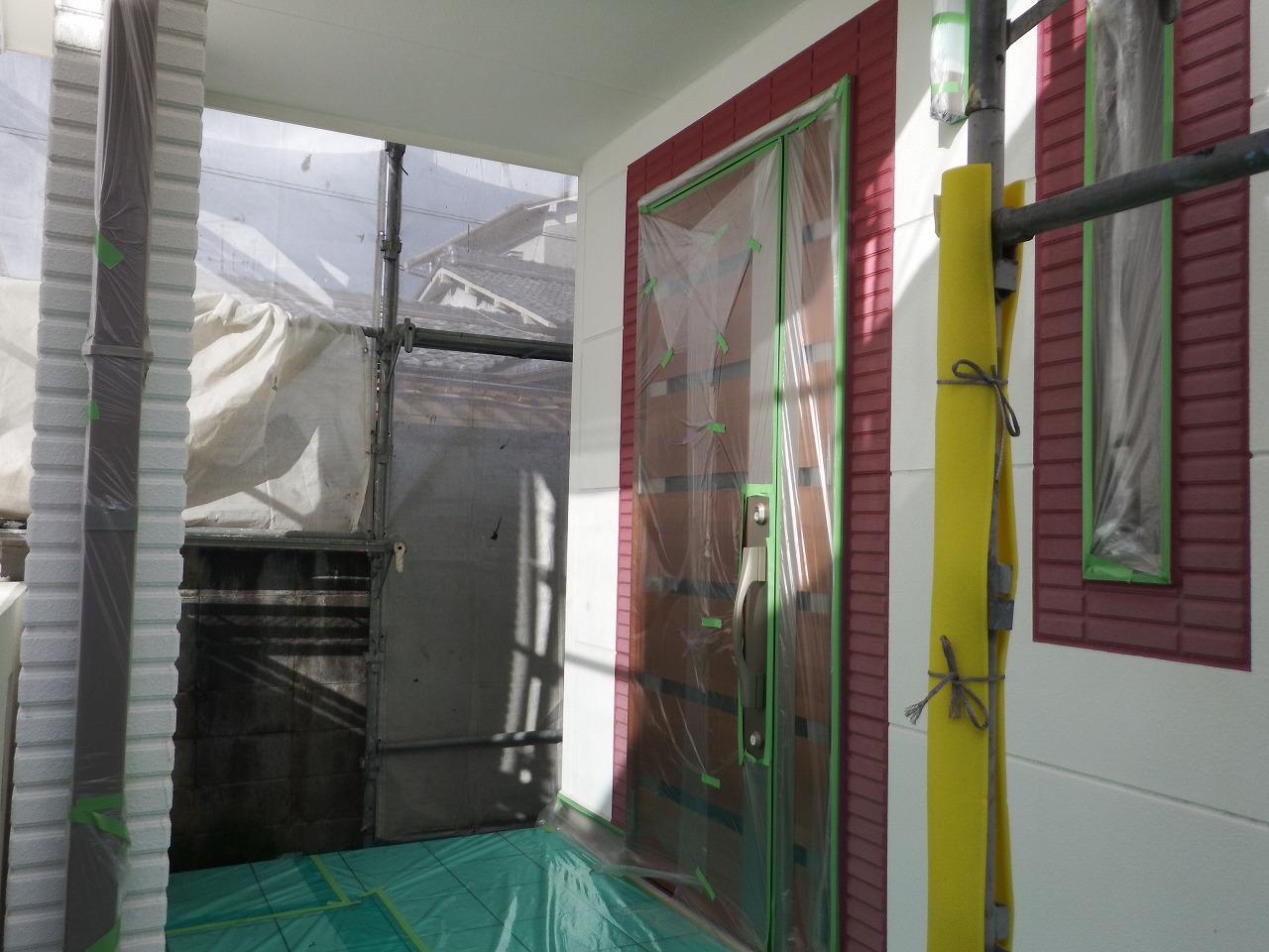 奈良のリフォーム工事、外壁塗装前の玄関扉養生