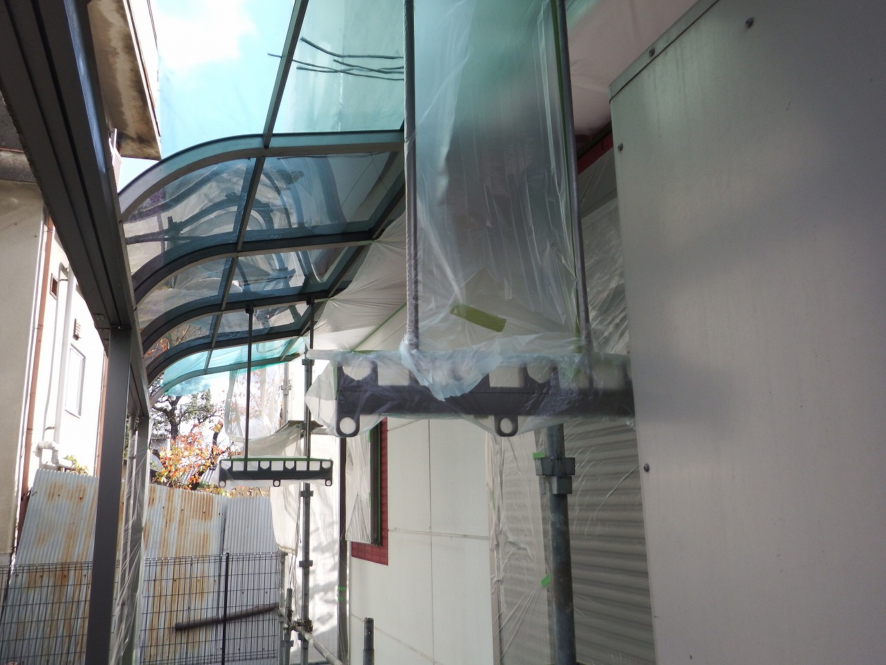 奈良のリフォーム工事、外壁塗装前のテラス養生