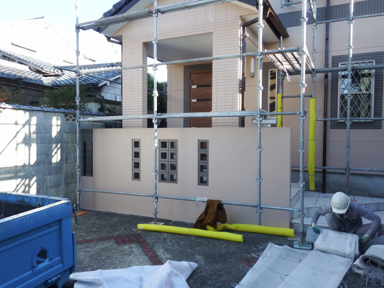 奈良市の外壁塗装工事現場、足場のメッシュシート撤去