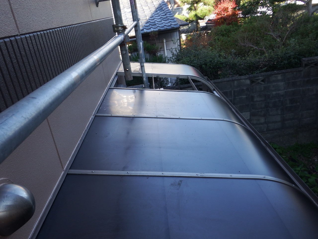 奈良市の外壁塗装工事現場、テラス屋根の足場