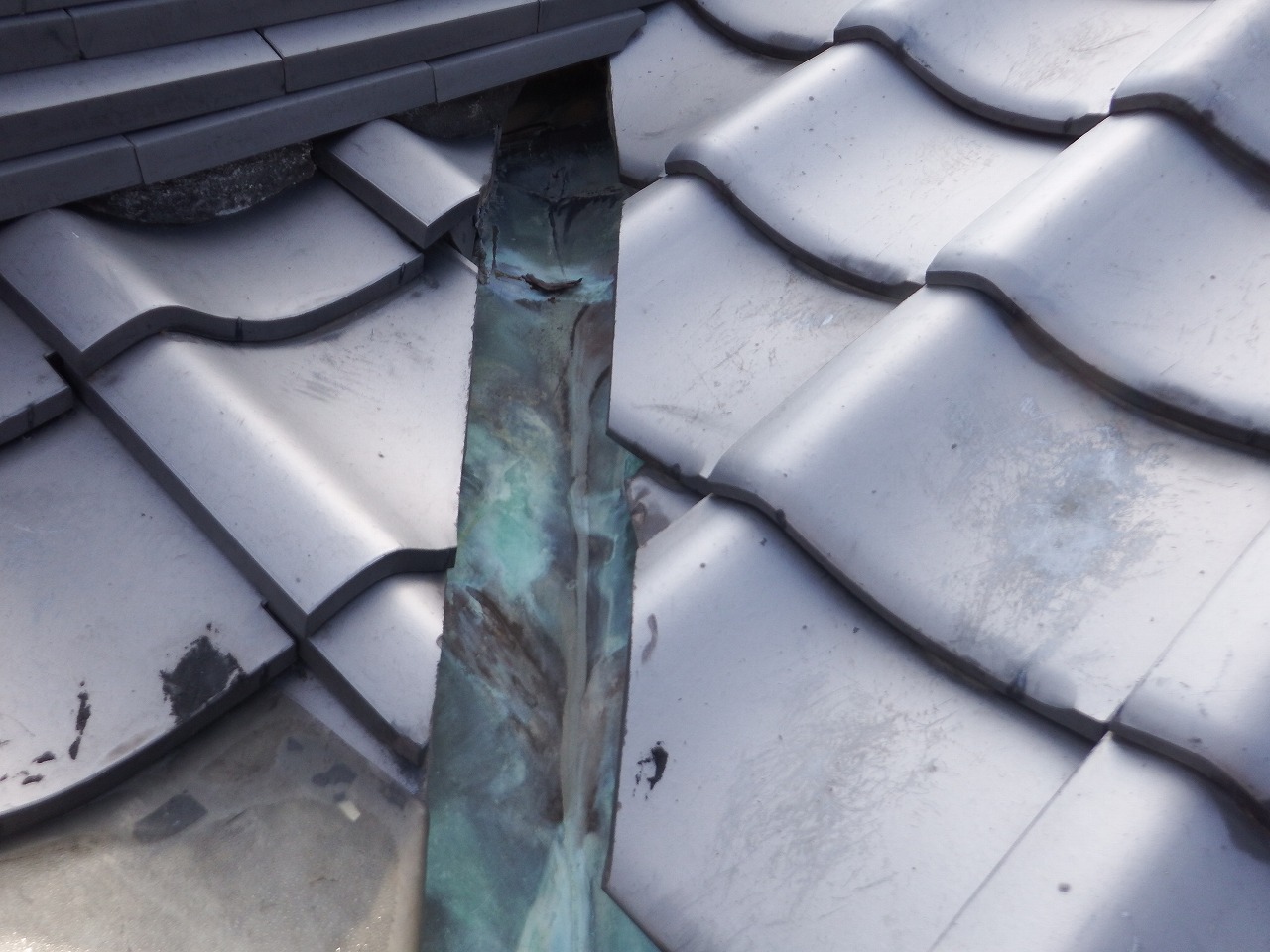 奈良市の雨漏りの屋根、傷んだ谷板金