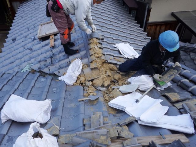 奈良市の谷板金交換工事、谷側の瓦撤去