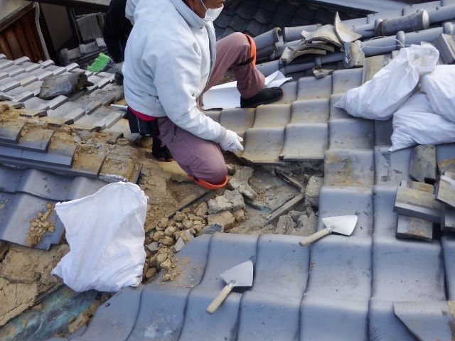 奈良市の谷板金交換工事、古い谷板金の撤去