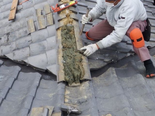 奈良市の谷板金交換工事、瓦の復旧
