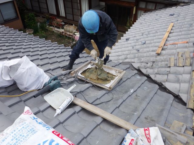 奈良市で谷板金交換工事、棟瓦の復旧