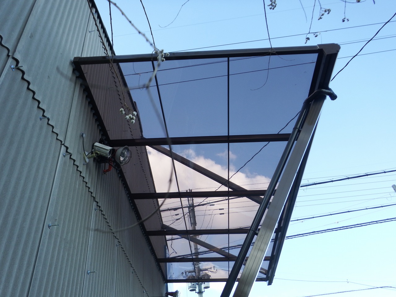 奈良市古市町の会社の倉庫で庇取り付け完了