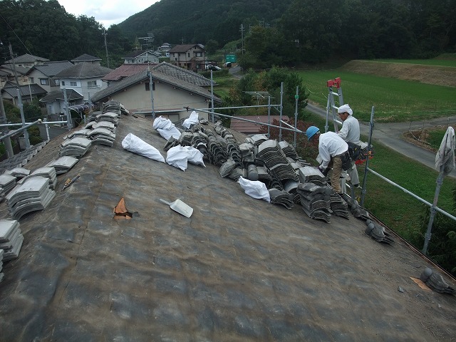 瓦撤去中の屋根