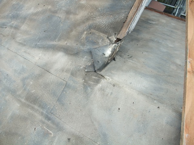 瓦撤去中の屋根