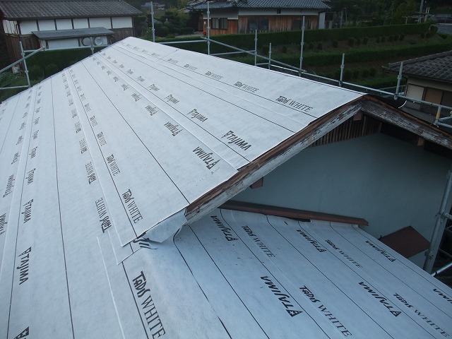 大屋根に防水紙を設置