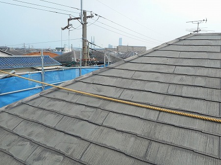 色あせたスレート屋根全景