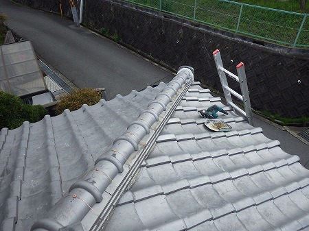 棟瓦作業前の屋根