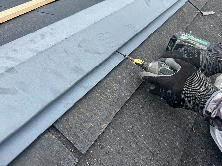 棟包板金は板金ビスで留め付けます。
