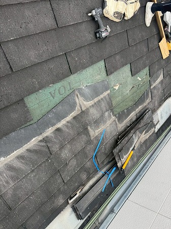 王寺町の医院、台風被害のカラーベスト屋根を5日間かけて葺き直し