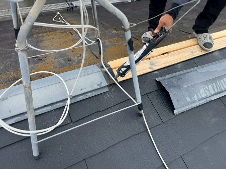 棟板金の接合部にはコーキングで防水します。