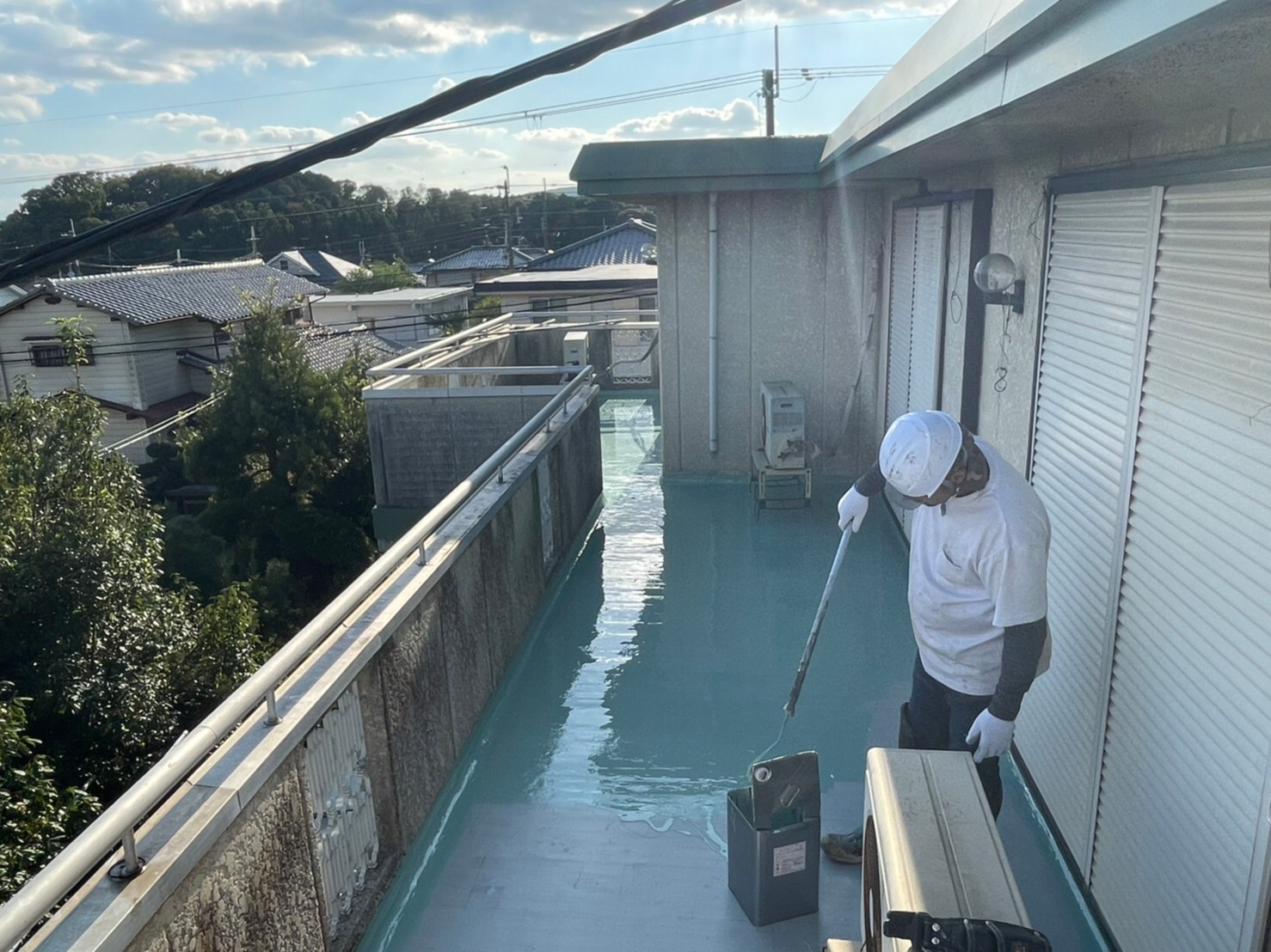 生駒市のバルコニー防水工事、ウレタン塗料の塗布２回目
