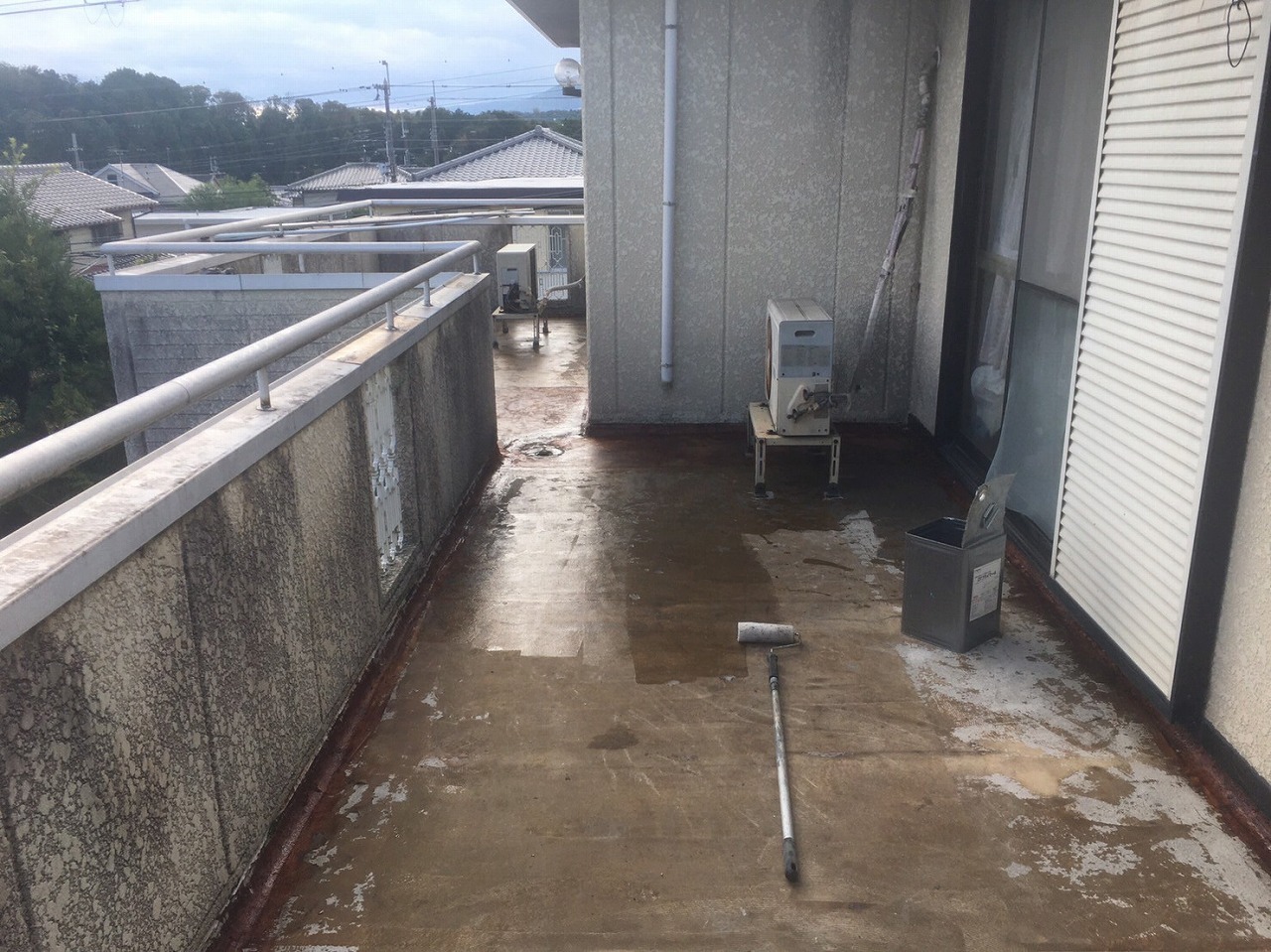 生駒市のバルコニー床面防水工事、シーラー塗布
