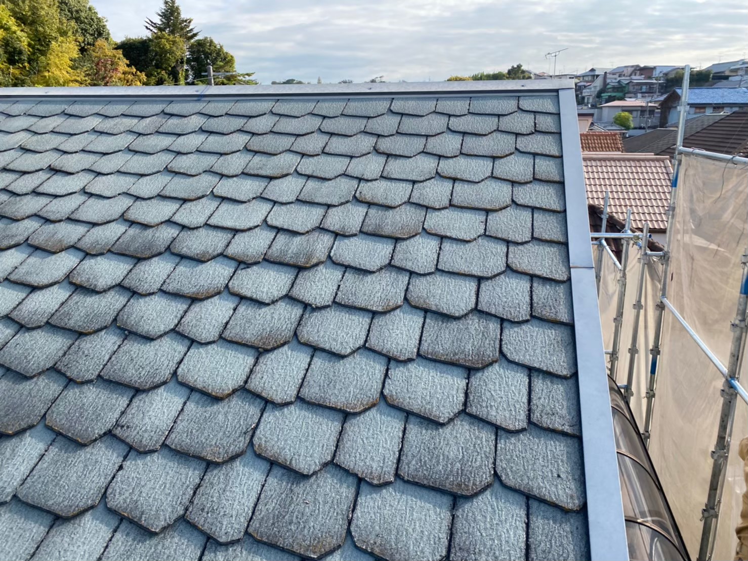 奈良市築25年の鱗スレートをカバー工法でメンテナンスし雨漏り回避 奈良市 生駒市の屋根工事 雨漏り修理は街の屋根やさん奈良店