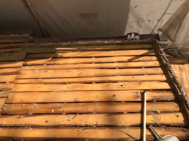 下屋根や庇の葺き替え開始解体