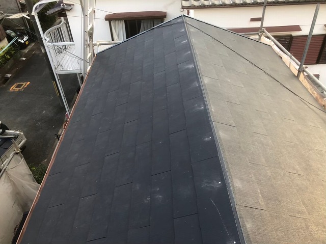 斑鳩町で大屋根部分の葺き替え工事、屋根材の黒いカラーベスト設置