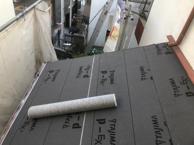 斑鳩町で下屋根に防水紙設置立ち上げをしっかりとり雨漏りしない施工