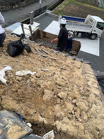 葺土も撤去します。