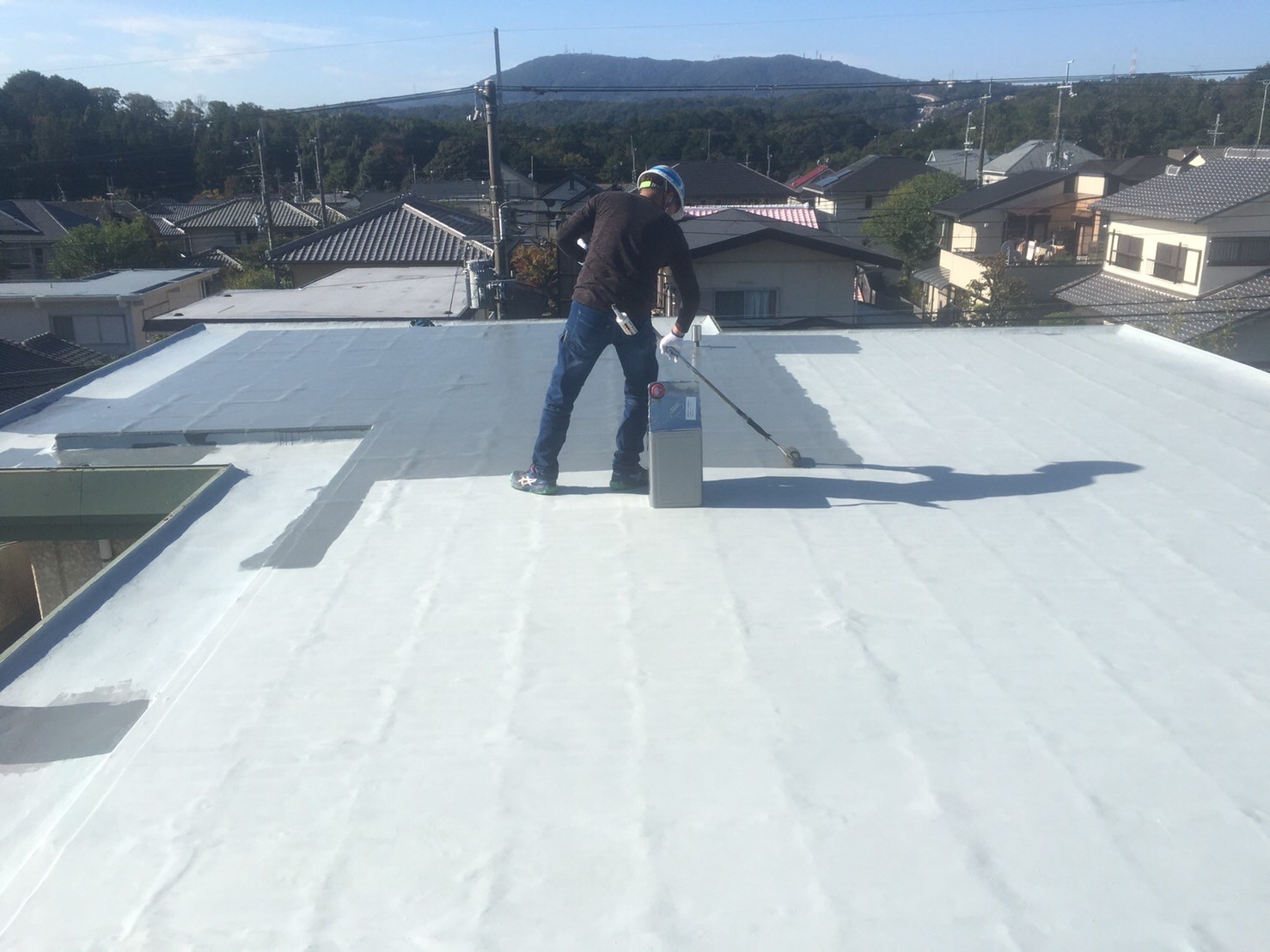生駒市の陸屋根防水工事、ウレタン塗料の塗布トップコート