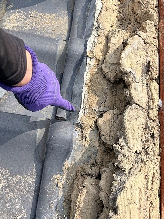 奈良市で棟瓦の土崩れと隙間を確認した屋根の棟瓦葺替工事で雨漏りリスクを改善