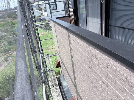 奈良市秋篠三和町で雨漏り原因のベランダ笠木板金を交換！防水施工の様子