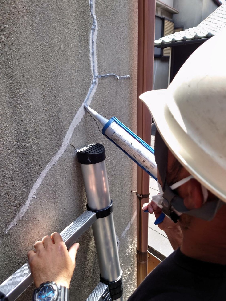 大阪市の外壁補修工事、コーキング処理