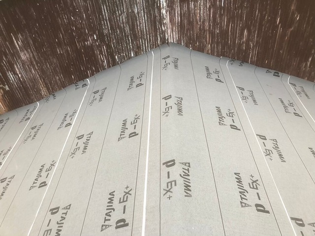防水紙設置屋根面の隙間を覆う