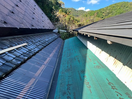 天理市で母屋と離れの間の雨漏りを解決！複雑な屋根改修工事の様子を紹介
