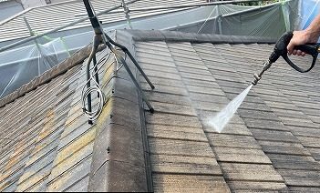 屋根の高圧洗浄作業